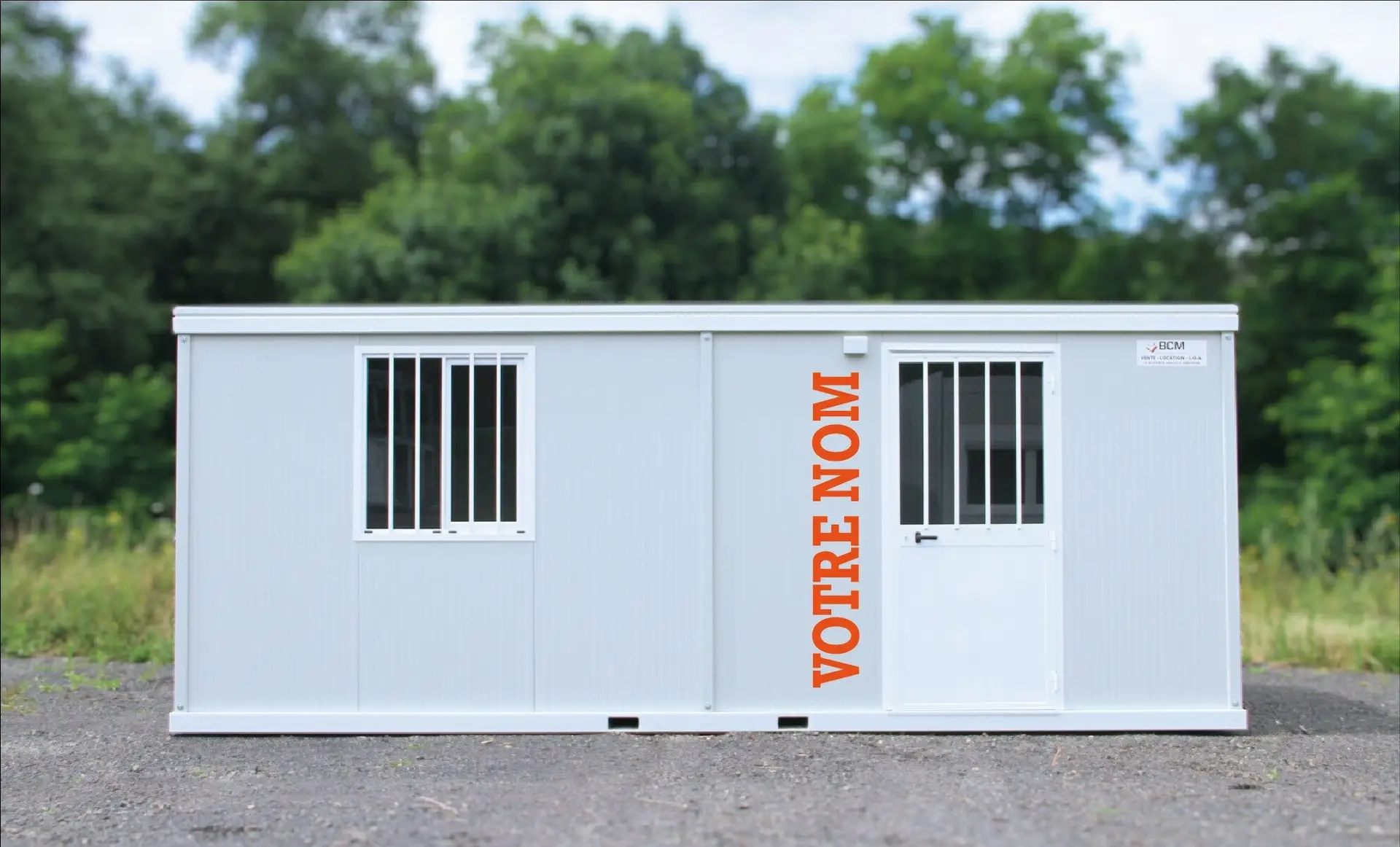 Marquage adhésif sur une cabane de chantier modulaire → Choisir la police
