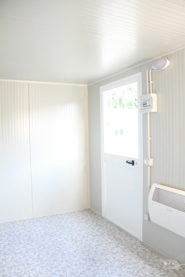Intérieur d une cabane de chantier de 4 mètres de la gamme ACCESS par BCM (1)