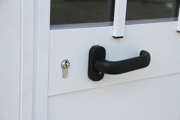 Poignée de porte forte d une cabane de chantier pas chère (1)
